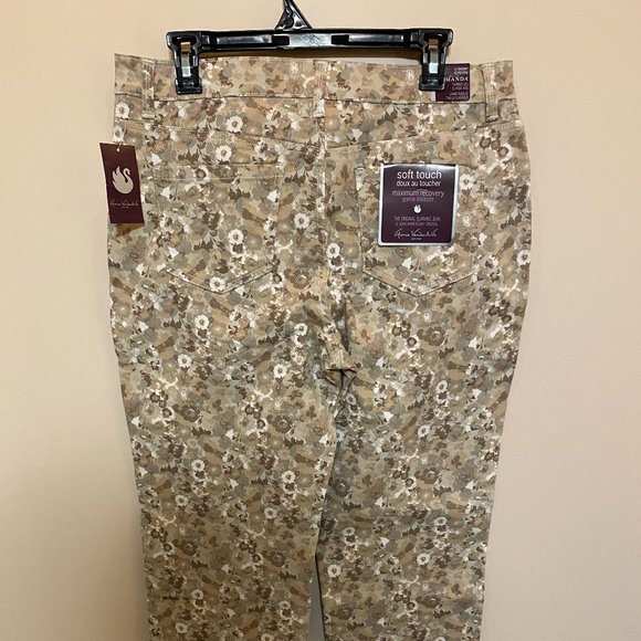 Gloria Vanderbilt Women's Modern Petal Short Pants - Picture 5 of 8